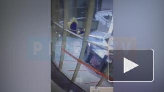 Полиция ищет троих грабителей, разбивших витрину с украшениями в ТК в Парголово