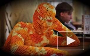 Женщина-паук опутала Петербург цветной паутиной