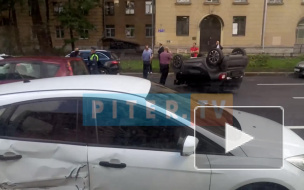 На Большеохтинском перевернулся автомобиль из-за ДТП