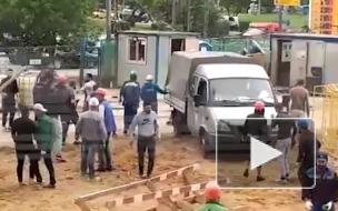 На стройплощадке в Москве полтора десятка рабочих устроили драку 