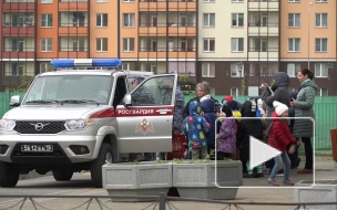 Росгвардейцы поздравили воспитанников петербургского детсада с Днем защиты детей  