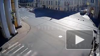 Каршеринг снёс светофор в центре Петербурга: видео 