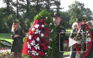 Беглов в День памяти жертв блокады возложил цветы на Пискаревском кладбище