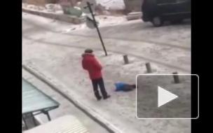 Видео: В Бишкеке мужчина пнул в живот годовалого ребенка