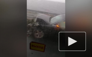 Врезавшийся в ограждение автомобиль застопорил движение на дамбе