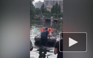 В Краснодаре спасатели на лодках эвакуировали людей из трамвая