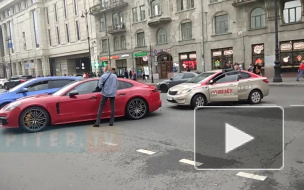 Такси въехало в Porsche 911 на пересечении Лиговского и Кузнечного: собирается пробка 