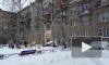 Петербуржцы жалуются на дворников, скидывающих снег с крыш на их машины