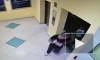 Появилось видео из московского ТЦ, где мать бросила ребенка в игровой комнате