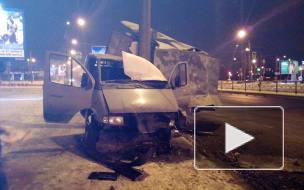 На Народной "ГАЗель" намотало на столб: серьезно пострадал водитель