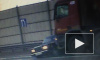 Жуткое видео из Петербурга: грузовик протащил по КАД легковушку