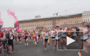 В Петербурге бегут марафонцы, затрудняя проезд транспорта