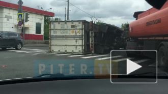 ДТП с перевернутой фурой осложнило движение на Стачек