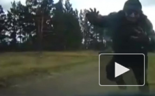 Жуткое видео из Красноярска: местный неадекват бросился на машину, а после ранил ребенка