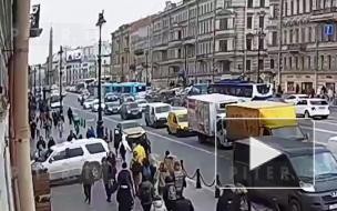 При обрушении штукатурки на Невском проспекте пострадали люди