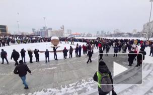 В Екатеринбурге за полчаса задержали 30 участников акции в поддержку Навального