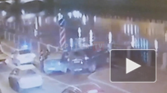 Видео: Момент падения автомобиля в Фонтанку
