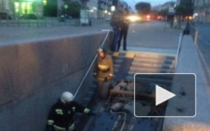 Ford на скорости влетел в подземный переход у станции "Новочеркасская". На месте ДТП работали сотрудники МЧС 