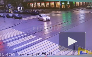 На Среднем проспекте Васильевского острова Volvo влетел в дом после столкновения с седаном