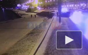 Видео: кроссовер слетел с дороги и перевернулся на проспекте Обуховской обороны