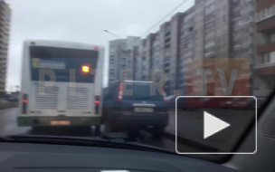 На Бадаева кроссовер притерся к автобусу
