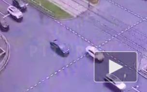 Появилось видео момента ДТП с байкером на улице Савушкина