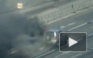 Видео: на Бухарестской машина со взрывами горела посреди проезжей части