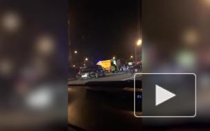 В Москве на Кутузовском проспекте столкнулись "в лоб" два автомобиля