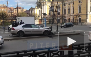 Видео: автомобиль врезался в столб на Владимирской площади