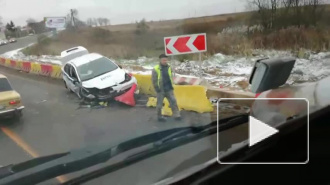 Появилось видео с места ДТП в Петербурге, где машина ДПС протаранила пластиковое ограждение 