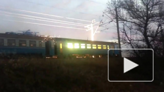 Опубликовали завораживающее видео того как ярко горела электричка под Кривым Рогом