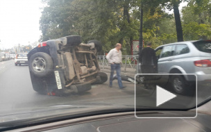 Перевернувшаяся иномарка собирает пробку на Каменноостровском