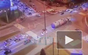 Фура с цистерной снесла линию электропередач на Непокоренных