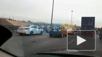 Видео: авария на КАД стала причиной большой пробки 