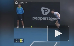 Теннисист Бублик во время матча в Аделаиде съел чипсы из пачки болельщика