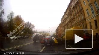 Mini Cooper столкнулся с такси и перевернулся на крышу на Московском проспекте