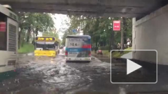 Автомобилисты второй день застревают в потопе на проспекте Ленина