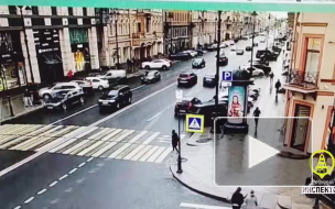 Видео: на Невском иномарка наехала на подростка
