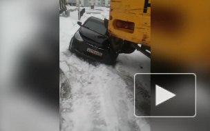 Загадочное видео из Уфы: экскаватор наступил на легковушку и пришпилил к земле