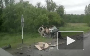 Жуткая авария под Кемерово: От столкновения фура улетела в кювет и перевернулась, от легковушки осталась груда железа