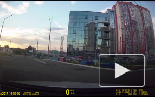 Жуткое видео из Томска: ПАЗ с пассажирами сбил пешехода