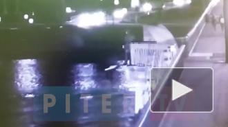 С моста Александра Невского сорвался человек