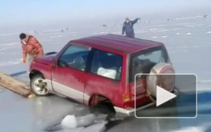 Под Владивостоком "выудили" внедорожник из-подо льда