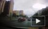 В Петербурге шквальный ветер заставил пешеходов и автомобилистов побегать от профнастила