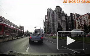 Видео: на проспекте Просвещения автомобиль снес ограждение трамвайной остановки