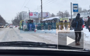 Возле метро "Академическая" машина влетела в остановку с людьми