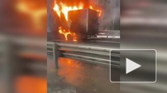 Фура с мороженым горела на трассе М-11 под Петербургом