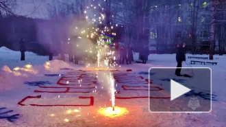 Спасатели МЧС РФ в костюмах Дедов Морозов поздравили детей с Новым годом