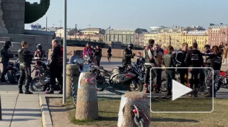 Сотни байкеров собрались во время "карантина" на стрелке Васильевского острова