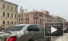 Как сбивают сосули в Петербурге